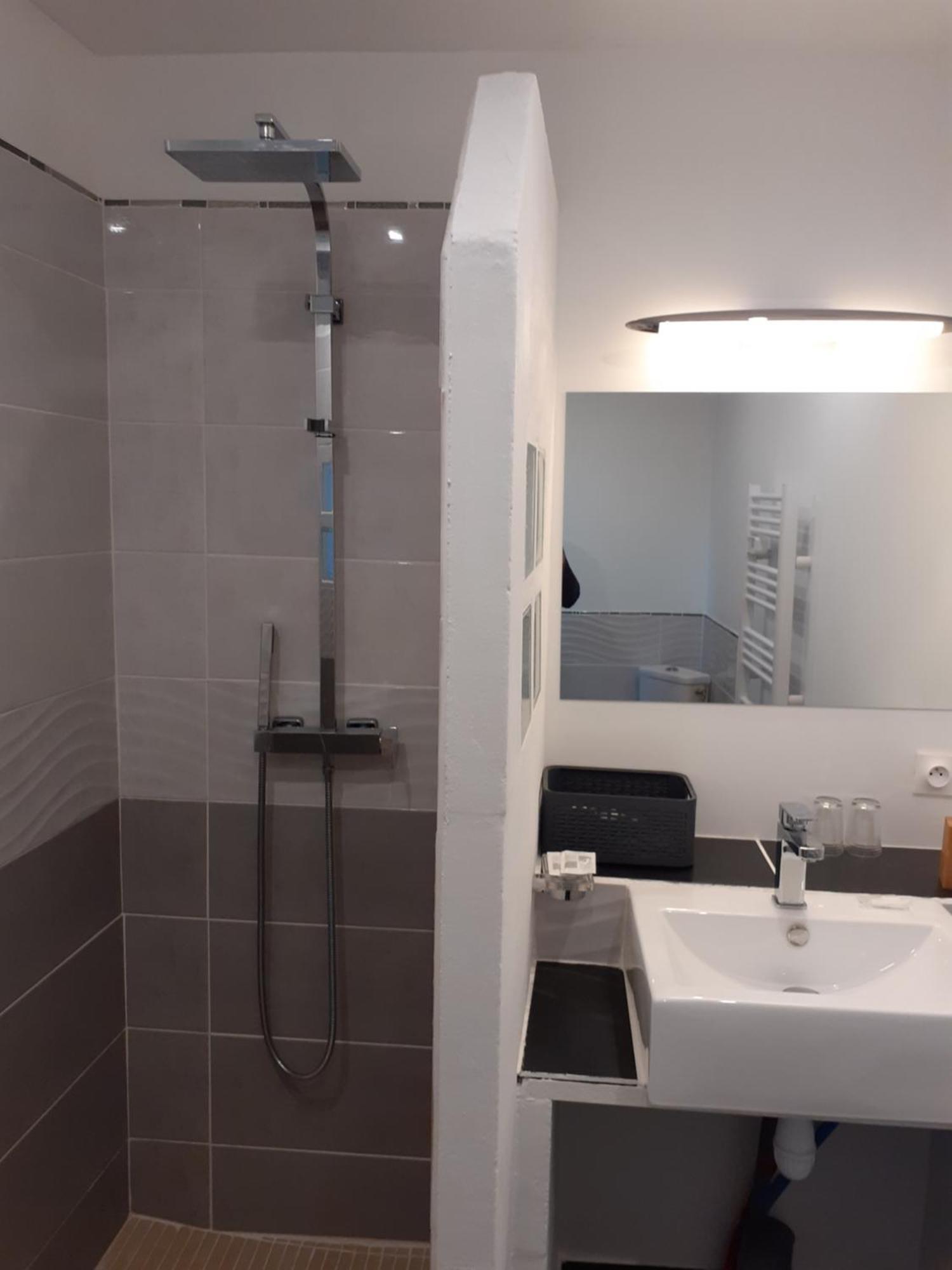 O Calme Hotell Brizambourg Eksteriør bilde